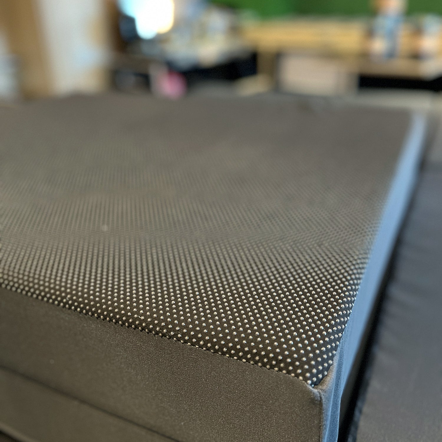 Nahaufnahme einer Matratze mit strukturierter Oberfläche in einer Innenraumumgebung